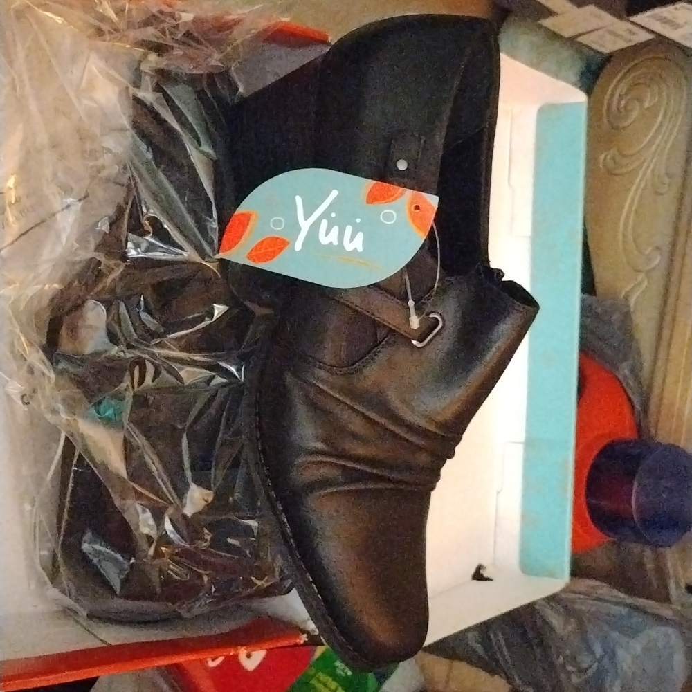 Black booties w zipper